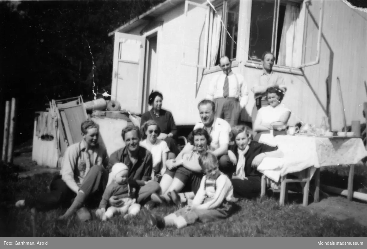 Gruppfoto från 1950-talet i Fjärås. Helmer Garthmans vänner Charlie och Elsa Jinerstedts vid deras sommarstuga.
