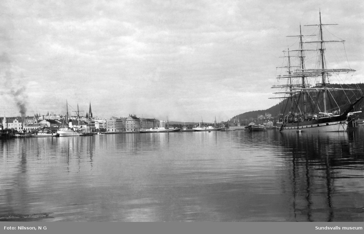 Sundsvallsfjärden med hamnen och hamnmagasinen i bakgrunden