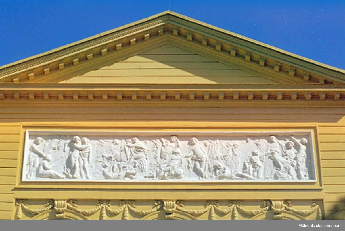 Frisen över balkongen på södra sidan "Lantmannagöromål och nöjen". Klassicerande blyrelief på södra fasaden av Gioacchino Frulli (1766-1801). Dokumentation av sönderslagna skulpturer Bacchus och Flora, Gunnebo slott juni 1993.