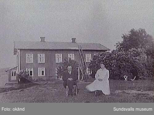 Droskägare anton och barnmorska Alma Eriksson utanför hemmet i Maj, Njurunda, tidigare gästgivargård.