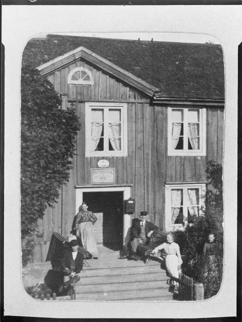 Gamla posthuset i Virserum. Posthuset inrymde en poststation
från 1800-talets början till år 1911. Till höger poststationsföreståndare P.A. Nilsson i Virserum med sin familj på posthusets trappa. 

Huset revs år 1961, flyttades till Skansen i Stockholm, där det återbyggdes och restaurerades.