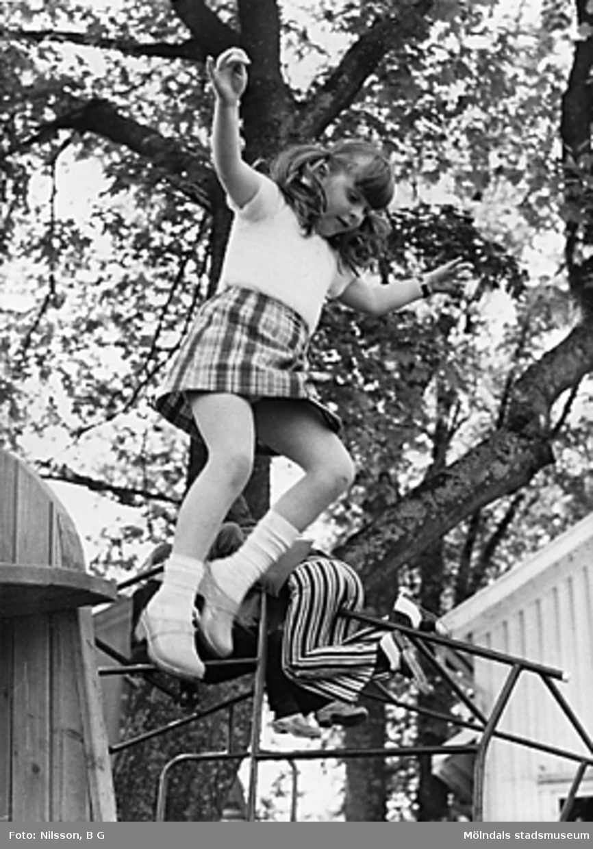 Barn leker vid en klätterställning. Holtermanska daghemmet juni 1973.