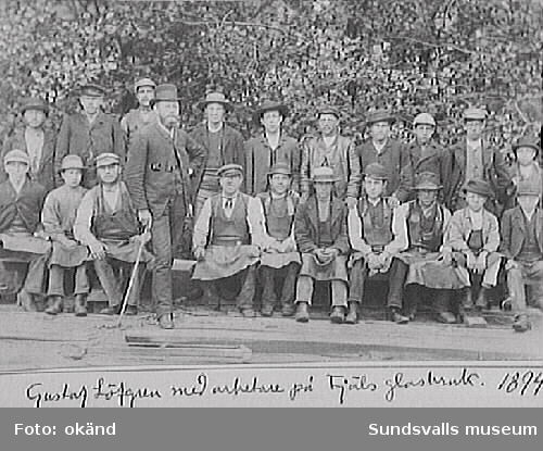 Disponent Gustaf Löfgren och glasbruksarbetare vid Fjäls glasbruk, Hässjö. Löfgren var disponent vid glasbruket, förmodligen under åren 1894 - 1896.