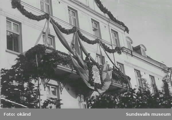 Bankdirektör Berggrens balkong, Storgatan 15, smyckad m a av Gustav V:s besök i Sundsvall 1909.