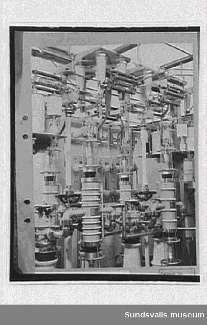 Interiör från radiosändaren, modulatorn med rörtyp C och glödströmsomkopplare nedtill, rundradiostationen i Ljustadalen, 1949.Negativet skarpare.