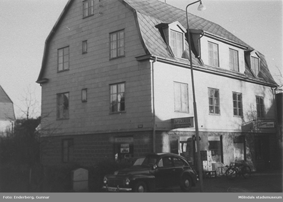Speceriaffären "Stockelids hus", troligtvis byggt 1925. Inköpt 1943 av riksdagsman Theodor Nilsson (1872-1944) och övertogs av hans son Wilhard Stockelid (1901-1978). Det hade adressen Nygatan 3 eller Lillgatan 11 (f. Mölndalsbro 62 B).