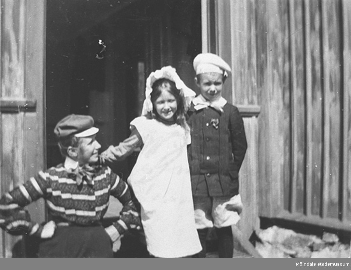 Familjen Wockarts från Göteborg är sommargäster på Alfreds gård, Högen (Backen 2:3), ca 1900.