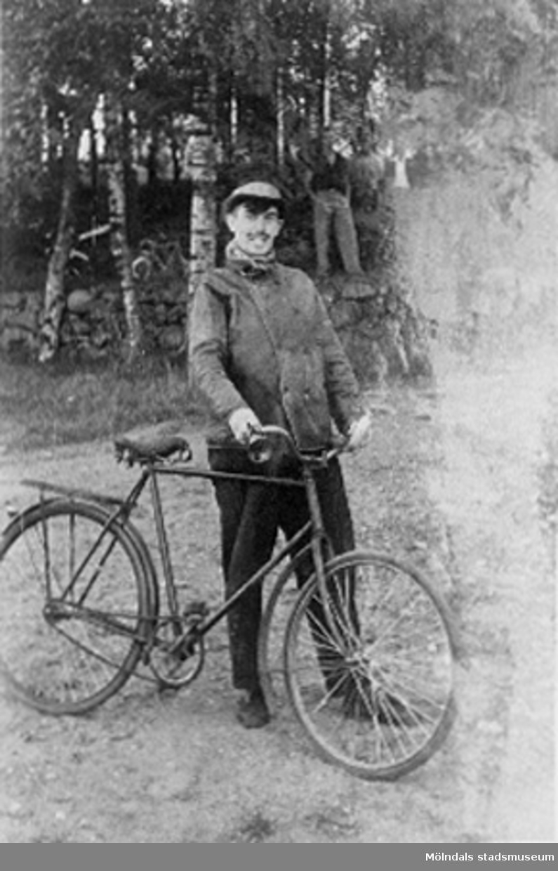 Under bilden i albumet står KARL. "Karl har klätt ut sig i sin fars
kläder (för stora), han har till och med lånat faderns fickplunta, Naven i cykelhjulen sitter inte i centrum, vilket ger en hoppeffekt när cykeln rullar.