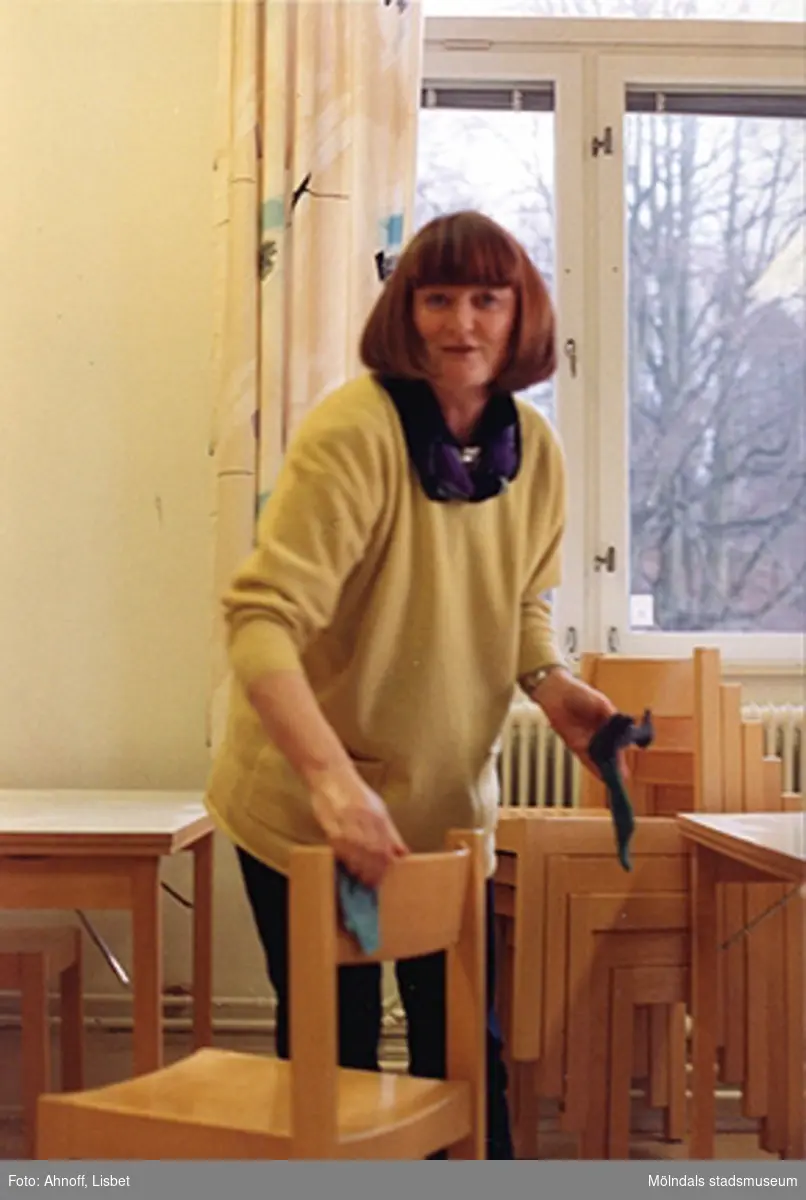 Museichef Mari-Louise Olsson tvättar stolar. Mölndals museum, 1993.