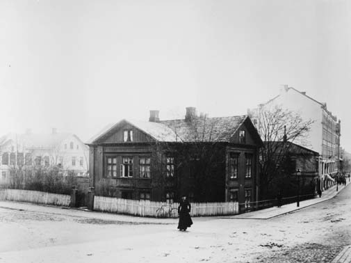 Huset i mitten på bilden ligger på den tomt, där nuvarande
postkontoret ligger. Omkring sekelskiftet. Den 3/2 1956. G. Stenerudh.