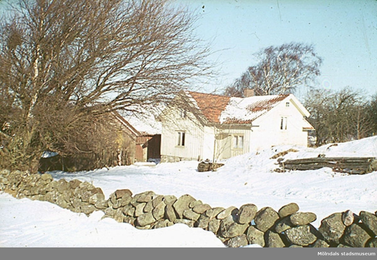 Gården hade inkörsväg från sydväst och från norr. Det var en gammal väg som användes innan Spårhagavägen fanns. Många av Mölndals stadsmuseums föremål (inom snickeriet) är tillvarataget från Rösera gård.