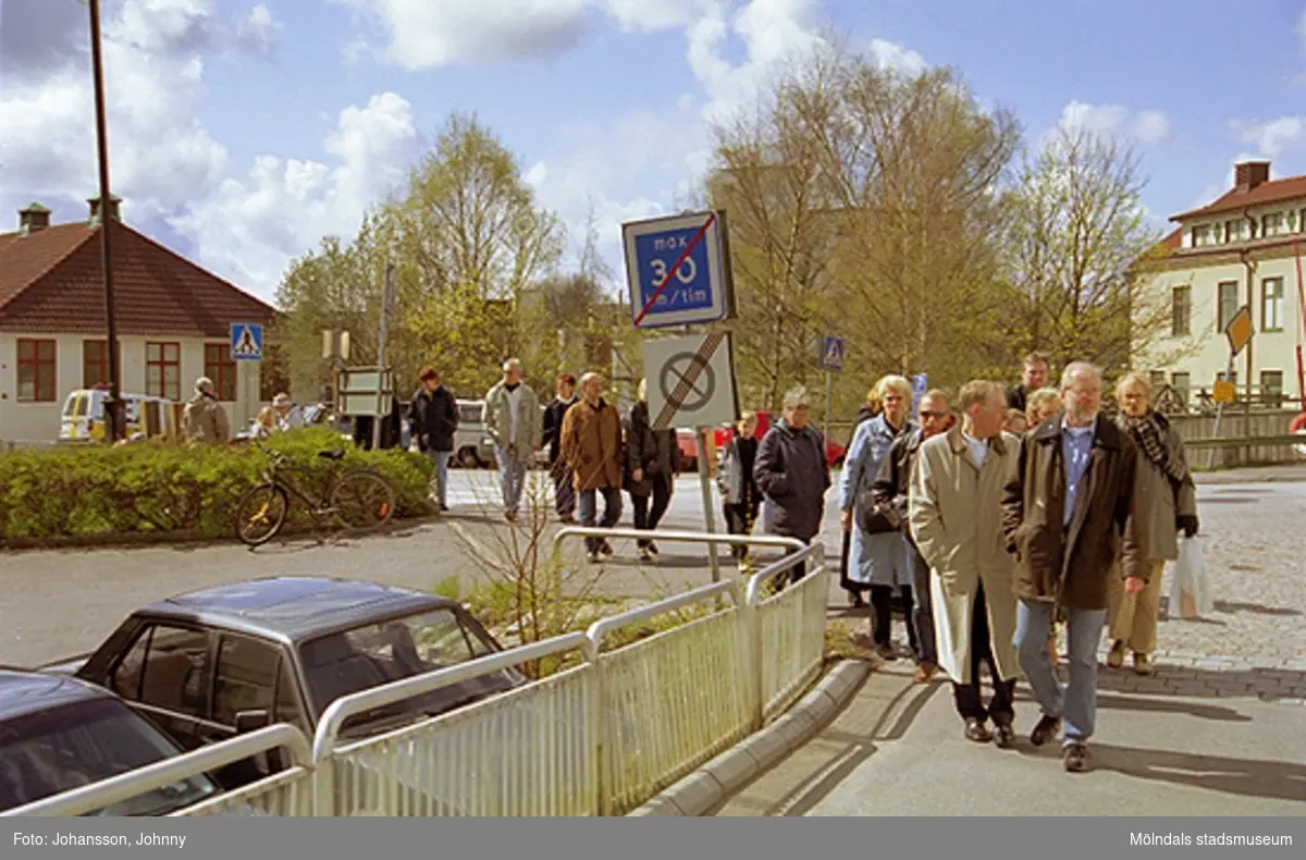 Kvarnbydagen 28 april 2002. Besökare på väg till Kulturarvsdagen, gående från Frälsningsarméns parkering.