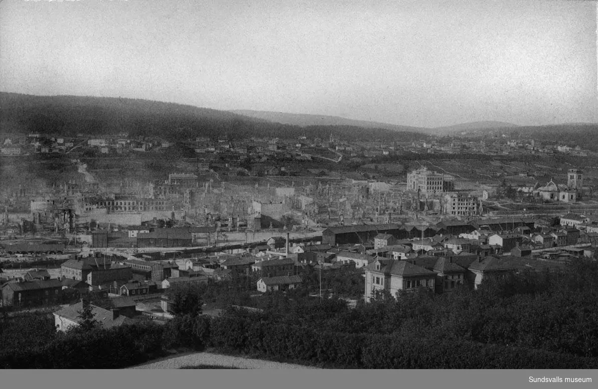 Sundsvall den 28/6 1888. Tivoli, östra delen av Sjögatan och Storgatan ...