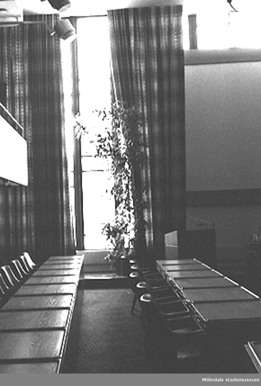 Mölndals stadshus, mars 1988. Stadsfullmäktiges sessionssal.