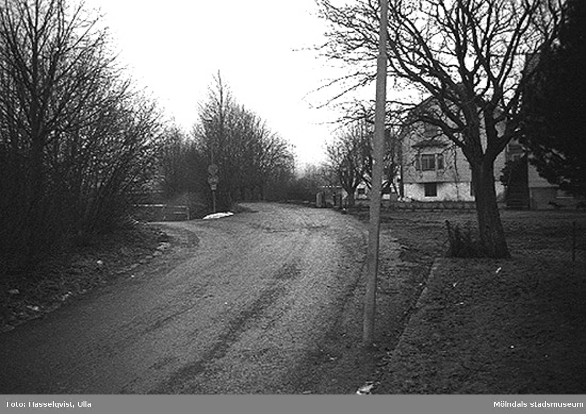 Översikt över Skedebrogatan 8-10, sett från norr. 1996-01-16.