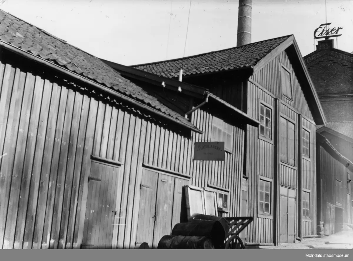 Kvarnfallet 25 "Lars i kvarna" (Götaforsliden 10), år 1944. Till vänster ses stallet, i mitten kvarnbyggnaden och till höger skymtar ladugården. I bakgrunden skymtas Eisers fasad (Stora Götafors, Götaforsliden 31).