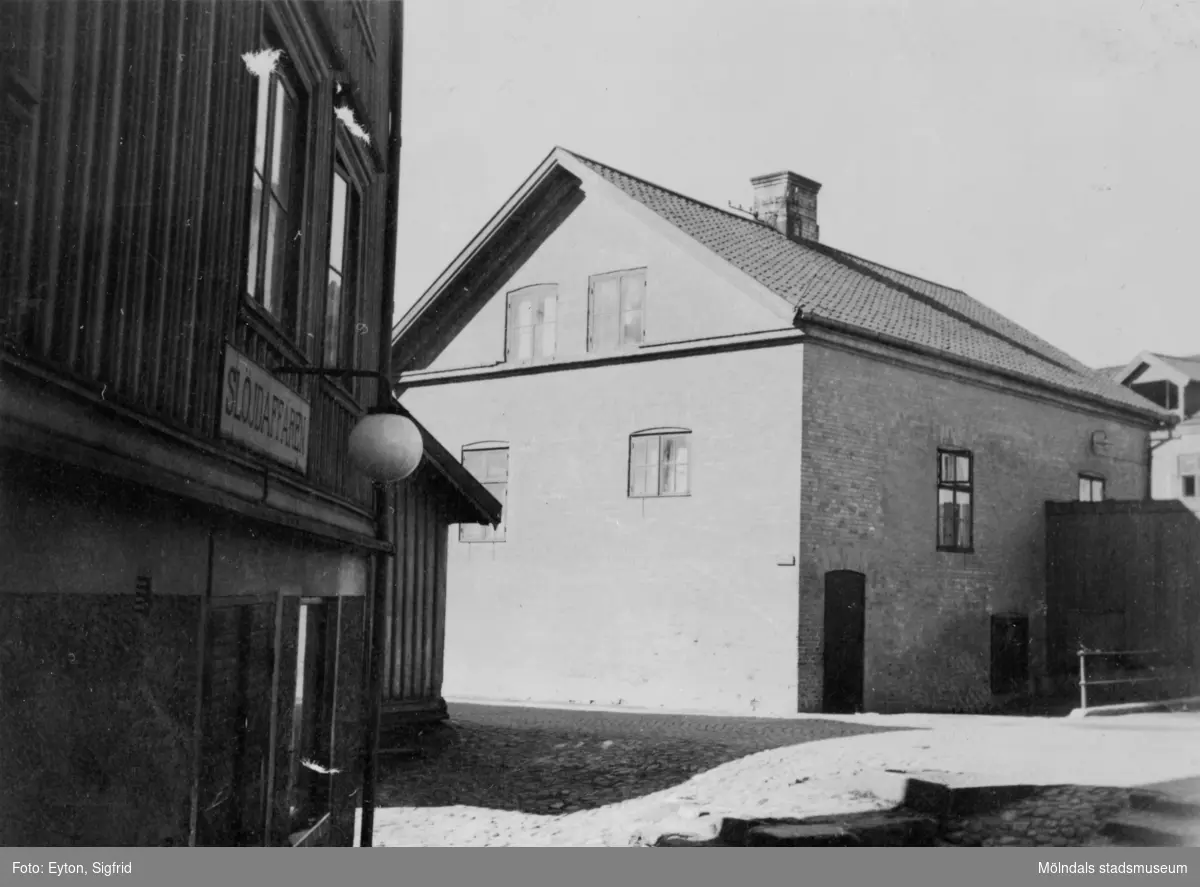 Sveaborg vid Forsebron i Mölndals kvarnby på 1930-talet. Byggnaden användes från början för kvarnverksamhet, senare föreningslokal och bostäder. Tillhörde pappersbruket Papyrus. Byggnaden revs 1976.