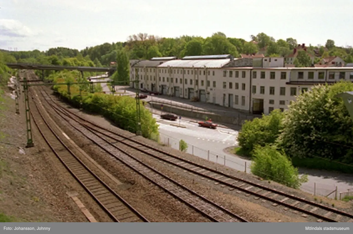 Vy från gångbron över järnvägen utmed Kvarnbygatan, på f.d strumpfabriken "Strumpan" (efter Viktor Samuelsons fabrik), år 2000.
