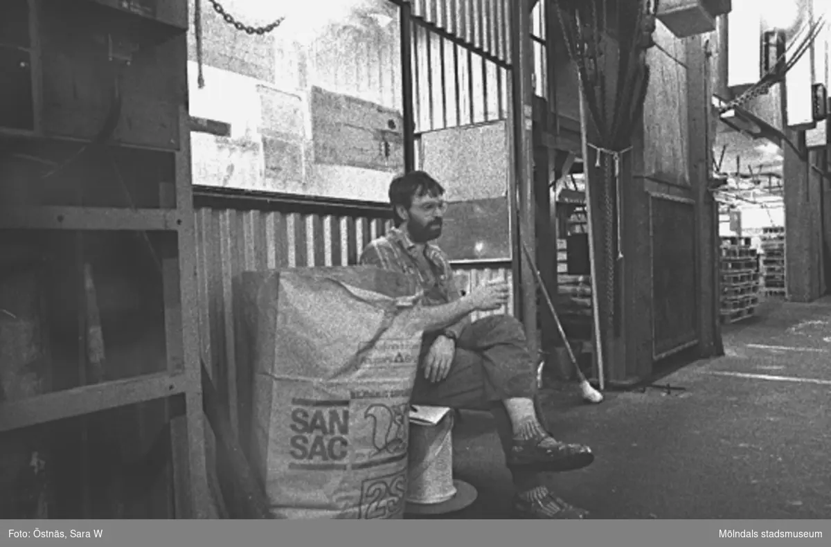 Maskinförare Ensio Tiitinen tar kaffepaus ute i fabriken KM 2, 1980-tal. Bilden ingår i serie från produktion och interiör på pappersindustrin Papyrus.