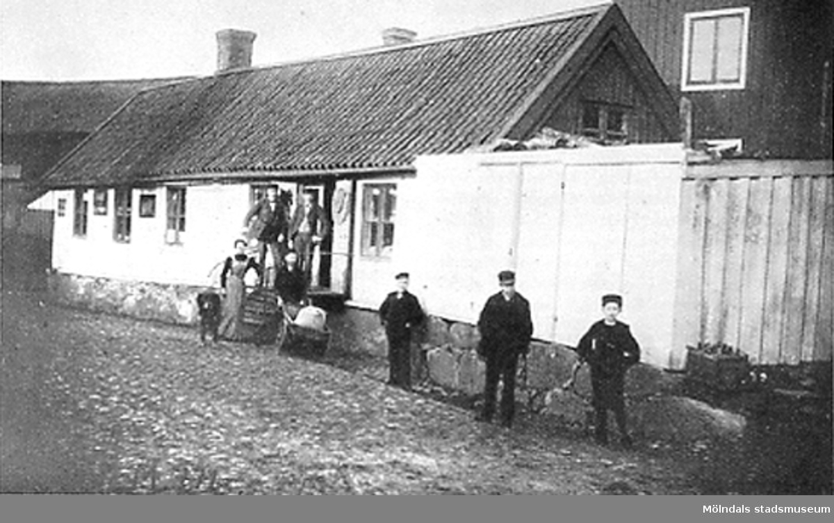 Rosengrens diversehandel vid Lerskalla (senare: Kvarnbygatan 27), cirka 1900-tal. Avfotograferad ur Axel Möndells "Mölndal, Kållered och Råda i ord och bild".