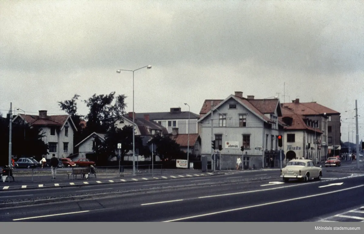 Kungsbackavägen åt nordväst, Mölndal 1970-tal. Huset närmast är Järnia (E. & K. Karlssons Järnhandel).
