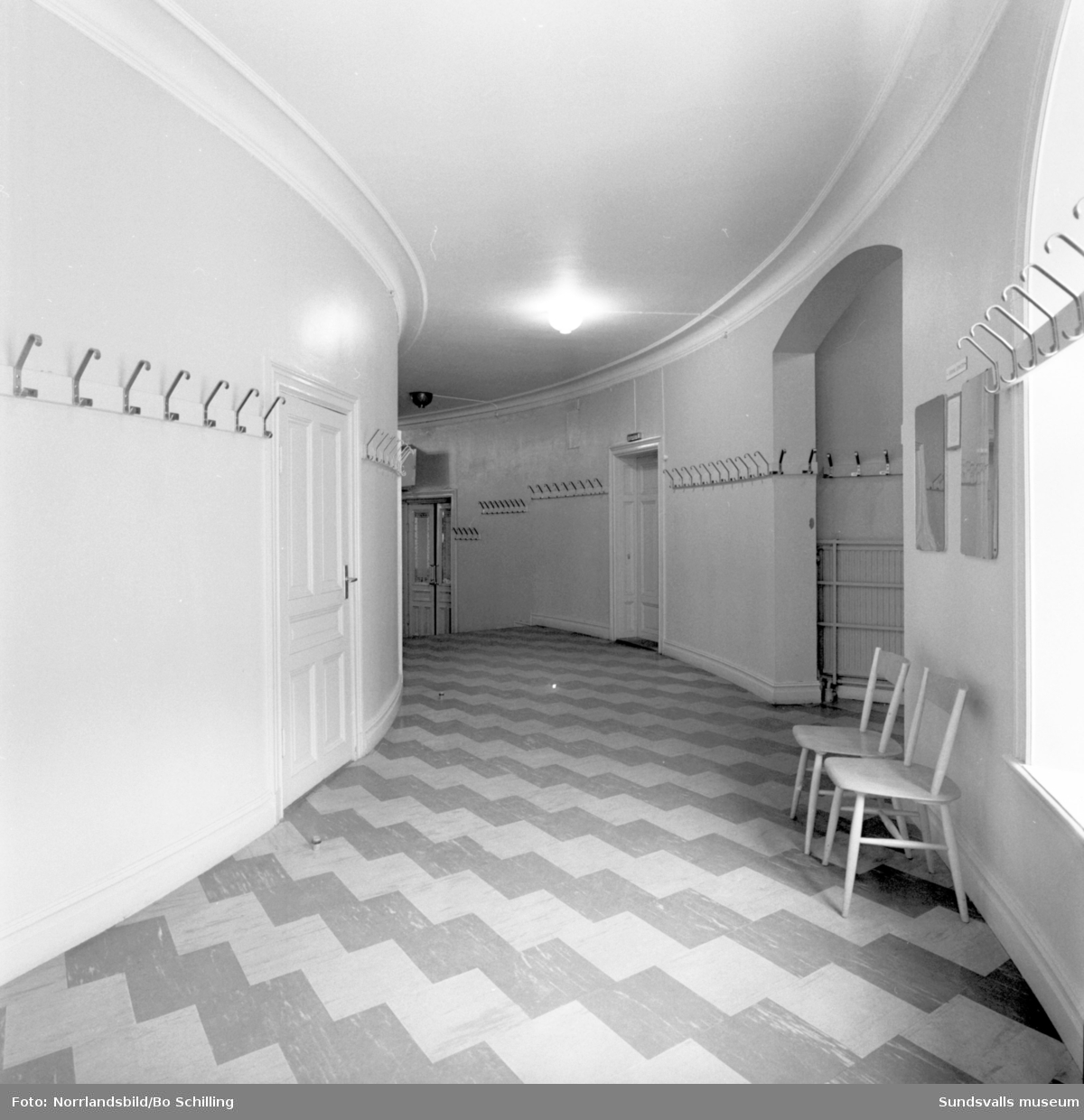 Interiörbilder, samt en exteriörbild, från Sundsvalls Teater, Esplanaden 19. Fotograferat för Centrala byggnadskommittén.