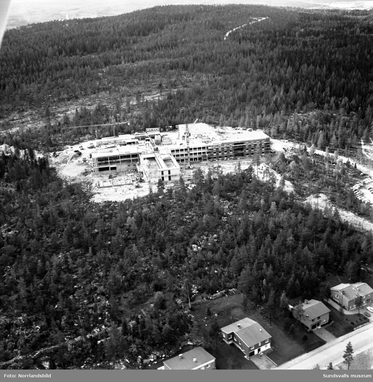Flygfoto över bygget av sjukhemmet Lindgården fotograferat från Baldershov.