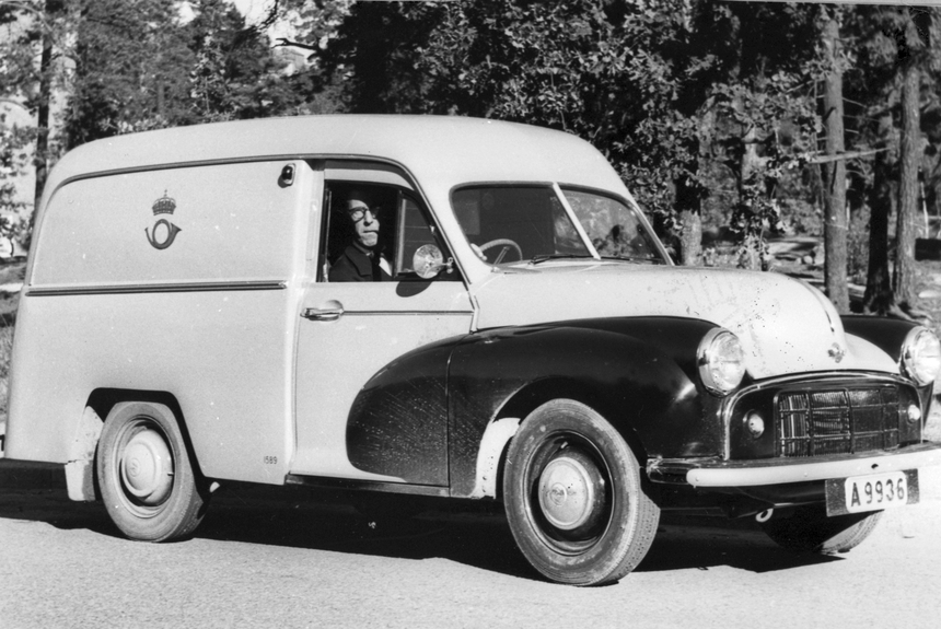 Chaufför Edgar Glitterfält i en Morris postbil, Solna.Troligen är
fotot taget vid mitten av 50-talet