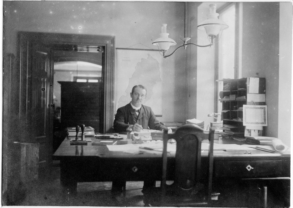 Förste postexpeditörens rum i postkontoret Ystad. Förste postexpeditör. R. Molin.
