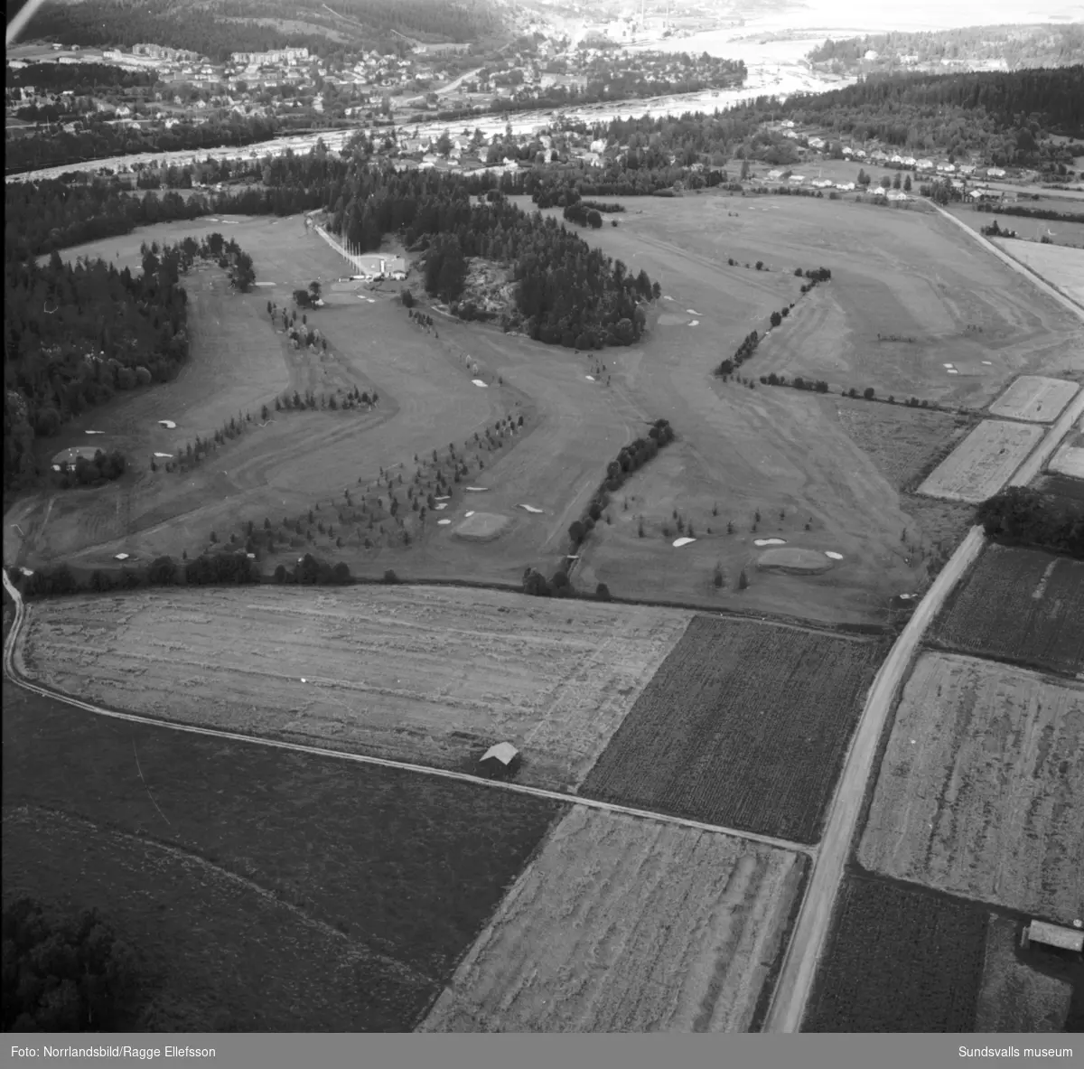 Flygfoton över golfbanan i Skottsund.