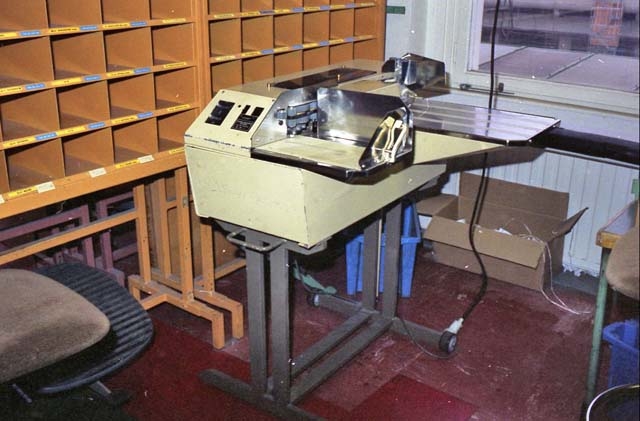 Brevstämplingsmaskin Marker. Maskinen användes sista gången
söndagen den 4/10 1987, eftersom någon ny stämpelvals med
Stockholm-Klara kliché inte anskaffats. Maskinen användes vid "sista
minuten" sorteringen.