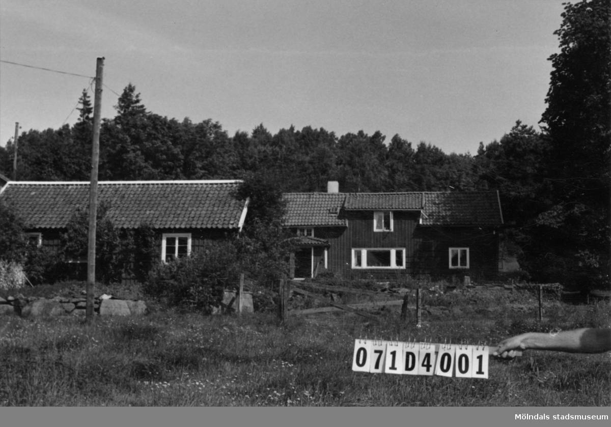 Byggnadsinventering i Lindome 1968. Dvärred 4:6.
Hus nr: 071D4001.
Benämning: permanent bostad + hus.
Kvalitet: god.

Material: trä.
Övrigt: mycket vacker gård.
Tillfartsväg: framkomlig.