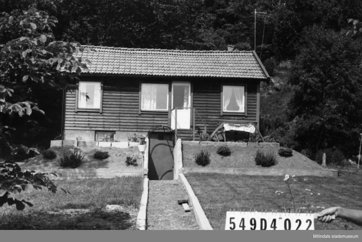 Byggnadsinventering i Lindome 1968. Hällesås 1:48.
Hus nr: 559A1004. 
Benämning: fritidshus.
Kvalitet: mycket god.
Material: trä.
Övrigt: välordnat.
Tillfartsväg: framkomlig.