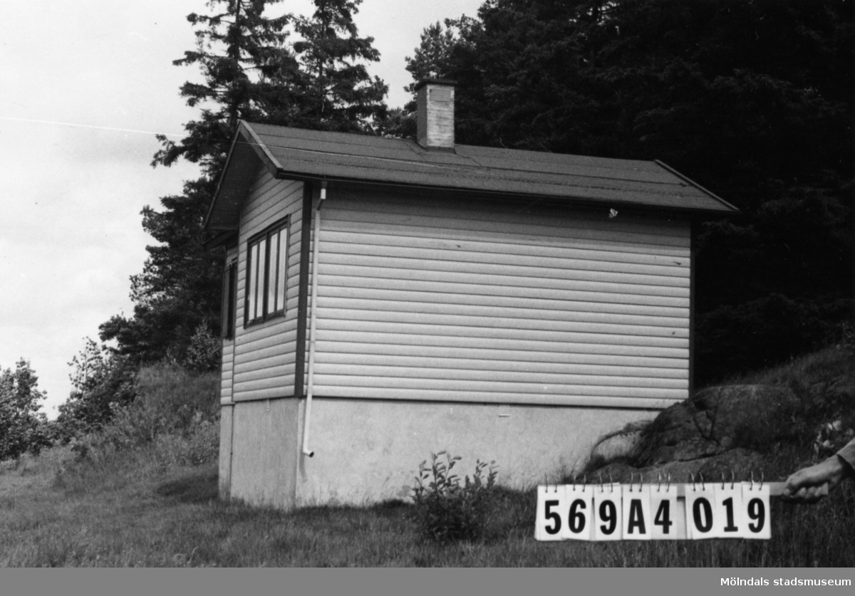Byggnadsinventering i Lindome 1968. Skäggered 5:1.
Hus nr: 569A4019. Stiftelse.
Benämning: fritidshus.
Kvalitet: god.
Material: trä.
Tillfartsväg: ej framkomlig.
Renhållning: soptömning.