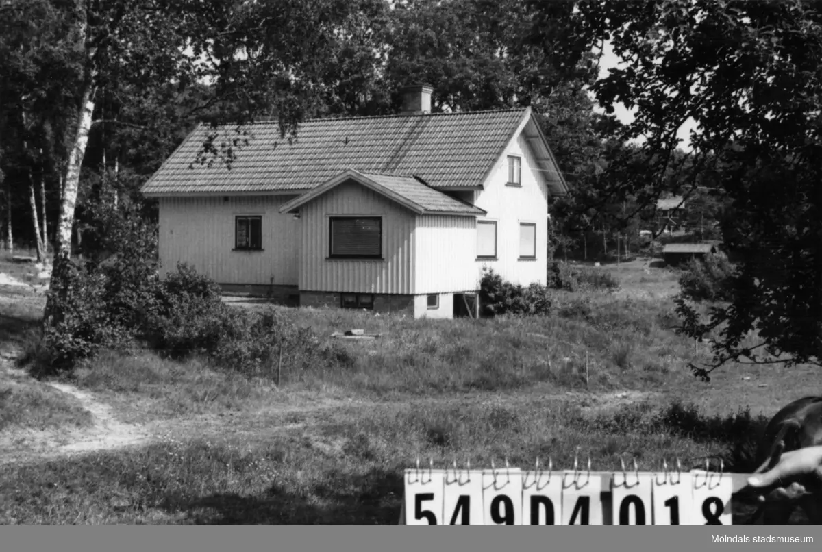 Byggnadsinventering i Lindome 1968. Hällesås 1:48.
Hus nr: 549D4018.
Benämning: permanent bostad och ladugård.
Kvalitet, bostadshus: god.
Kvalitet, ladugård: mindre god.
Material: trä.
Tillfartsväg: framkomlig.
