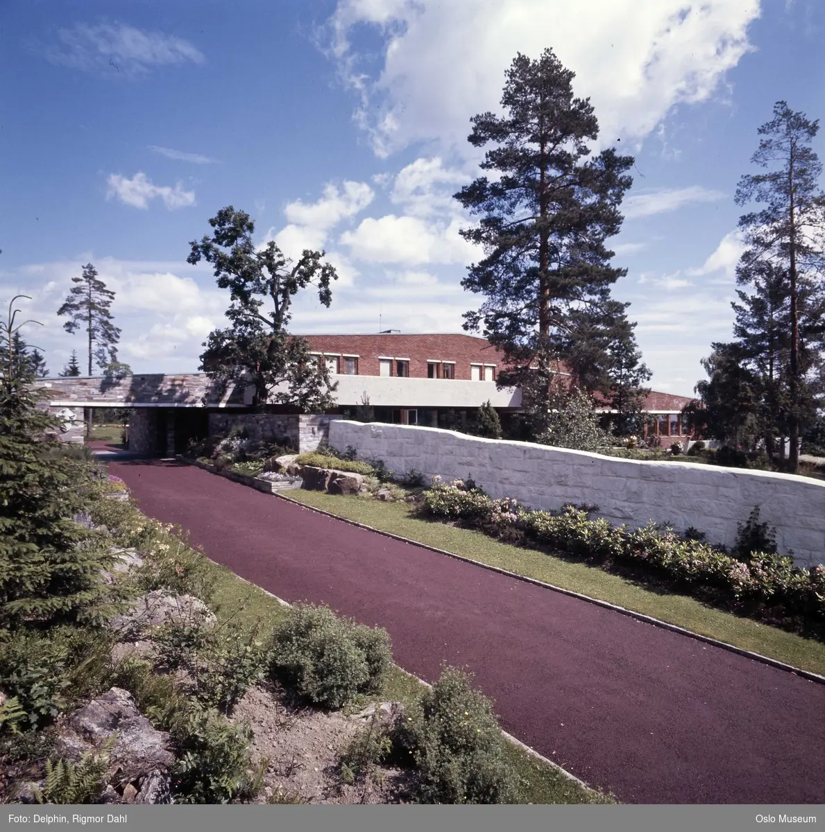Villa Ringiåsen, oppkjørsel, gjerde, hage