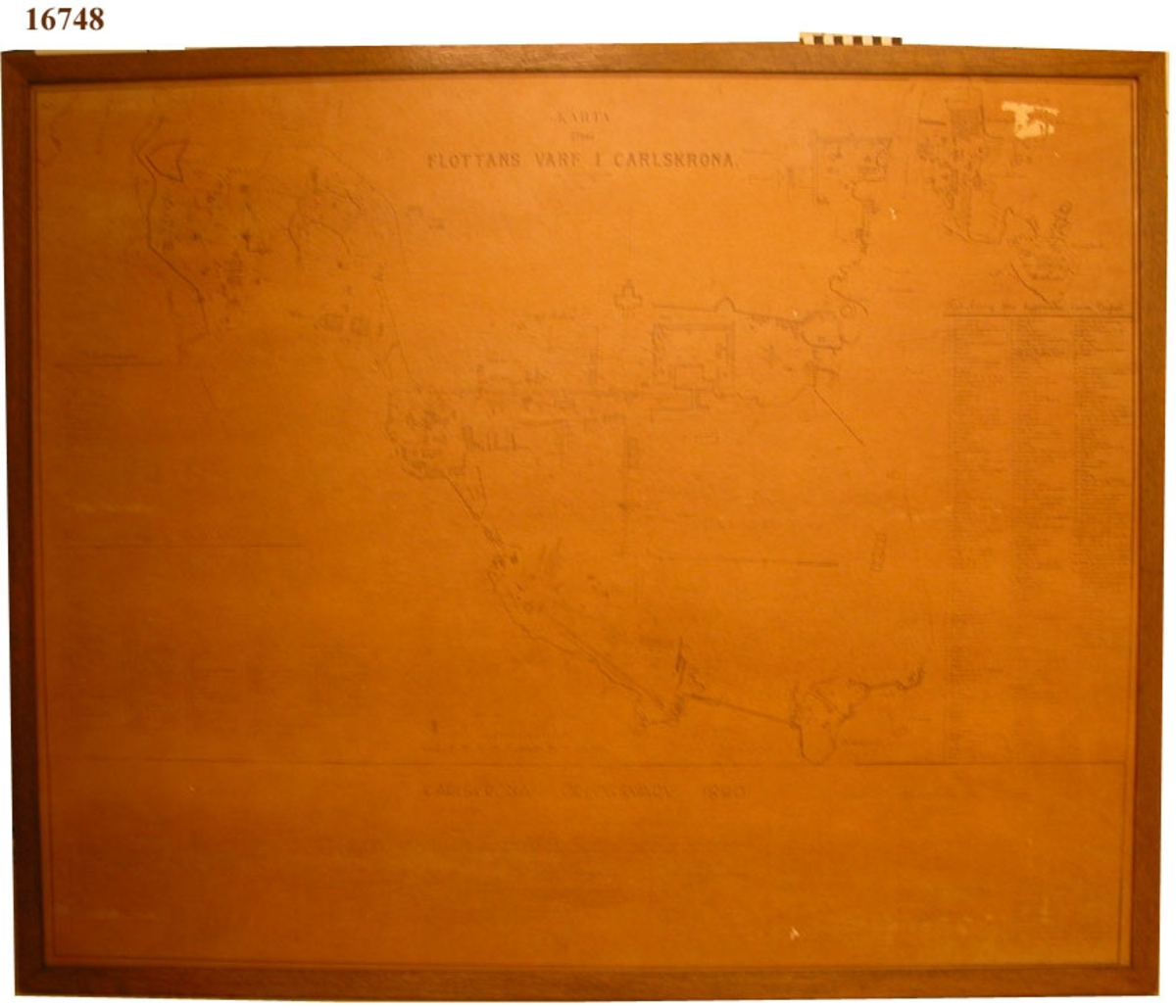 Två tavlor bestående av två masonitskivor i samma storlek, fästade vid varandra med gångjärn på ena kortsidan och med krokar  på andra kortsidan  för att sätta samman dem . båda försedda med träram (29mm). Tavla 1 utgörs av kopierad karta på fernissat papper, klistrad på masonitskivan.  Motivet utgörs av en karta över Karlskronavarvet i skala 1:2000 kopierad efter karta från 1889 kompletterad 1927. Märkt med D 41:4. Förutom kartbild finns förteckning över byggnader inom varvet och i staden.
Nederst följer uppgifter om byggnader från karta upprättad 1820 och 1927 samt markeringar för projekterade byggnader.
Tavla 2 utgörs av masonitskiva som på framsidan är målad med grön färg avseds som skrivtavla med kritor.
Jämför MM 16747