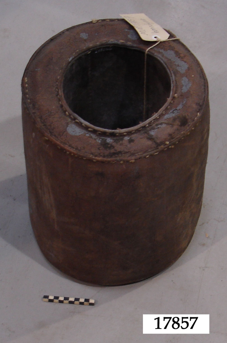 Cylinderformad dyna sydd som ett rör, med ut-och insida av hela stycken, sydda samman med de cirkelformade sidorna. Hårt stoppad. Diametermåtten avser inner- och yttermått.