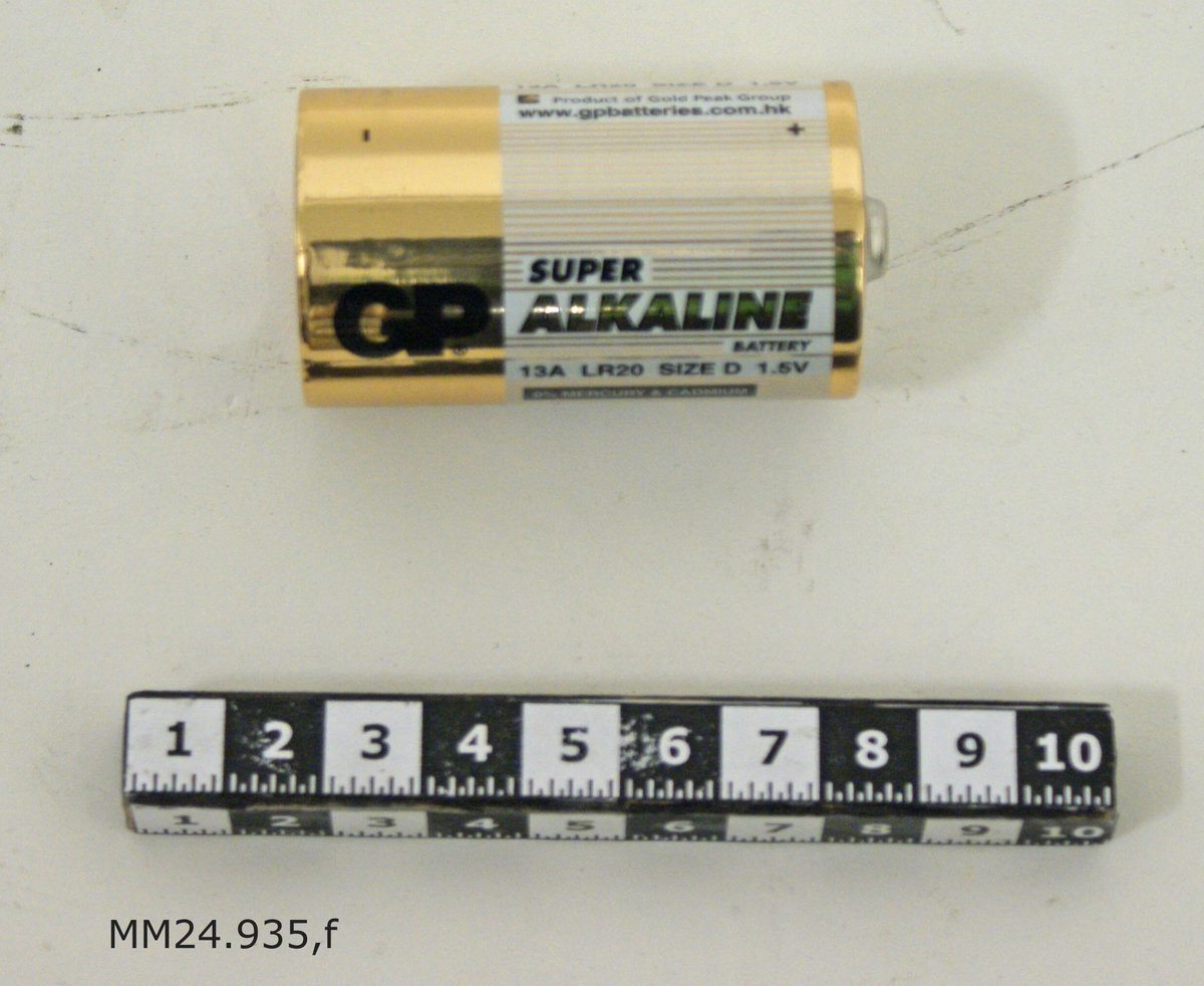 Batteriet är till hälften guldfärgat och därefter vitt med guldstreck. Text: "GP Super Alkaline" och så vidare.