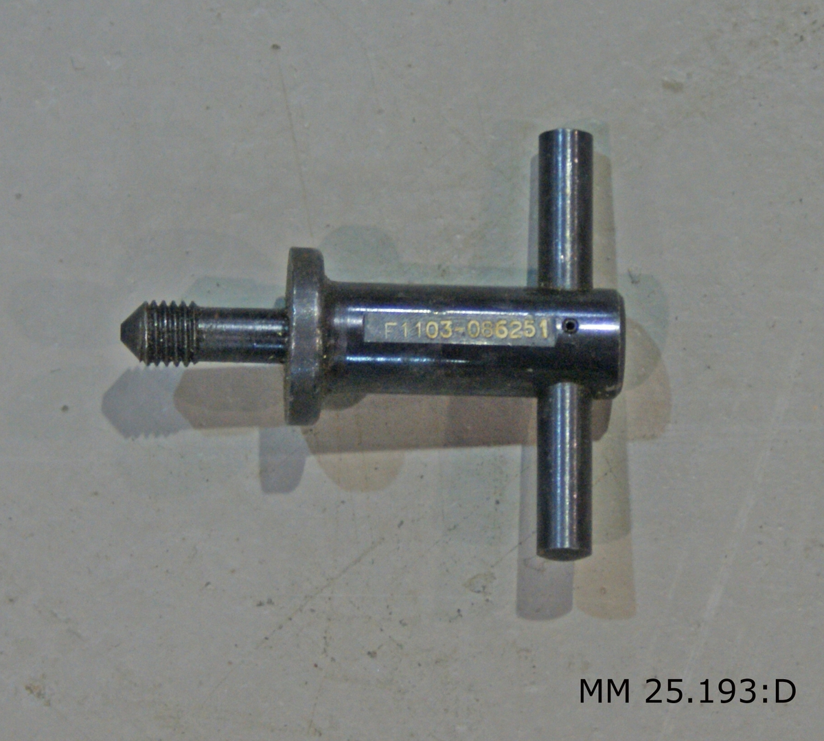 Verktygssatsen ligger förpackad i en ett tygstycke i grovt grågrönt tyg som kan rullas och bindas ihop med hjälp av läderremmar. Märkning på tygrullen: "GbK Art" och därunder tre kronor. Allt tryckt i rött.
Följande delar ingår i verktygssatsen:
Sexkantnyckel 6 mm M6133-306010-9
Sexkantnyckel 8 mm M6133-308010-7
Sexkantnyckel 10 mm M6133-310010-3
Sexkantnyckel 12 mm F1103-085931-3
Avdragare F1103-086251
Locköppnare med rem 2 st M6291-802011-2
Mätsticka för granatkastare kustartilleriet 2 st M2131-005010-1
Oljekanna M6453-800410-4
Rengörningskolv M6119-370010-9
Skiftnyckel nr 71 M6135-026000-4
Skruvmejsel 2 st M6140-508000-1/M6140-502010-6
Tång 2 st M6160-001000-1/M6168-002010-2
Viskarstång (tvådelad med gängor på mitten för montering) M6119-369010-2
Stötbottenkrats med ask