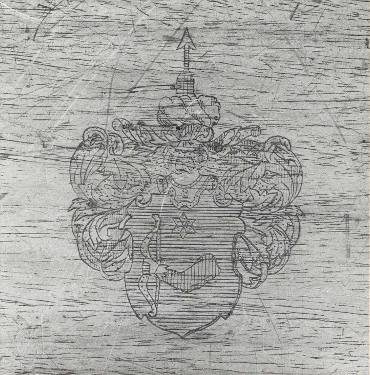 Text på insidan av locket: "Sjömanskista, tillhört översten vid Flottan, Mauritz Salomon von Krusenstierna, f. 1746 d. 1810, begagnad vid resor som chef å Ostindiska companiets fartyg åren 1771-1781 och som chef å linieskeppet ÖMHETEN i slaget vid Hogland 1788 July 17 de."
Ditsatta fötter av rundsvarvad furu, hamrade kopparbeslag i de fyra hörnen. Beslag även på locket samt vridna kopparhandtag på sidorna. Troligen sekundärt ditsatta, liksom texten på insidan av locket.
Mått:
Kistan: 1030 x 520 x 640 mm
Locket: 1090 x 550 x 70 mm