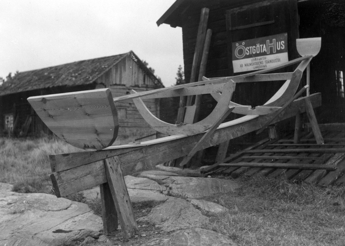 Båtbyggare Magnus Erikssons mallar till en ökstock. Foto i okt 1954.