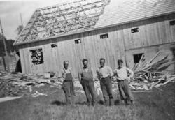 Fire menn i arbeid, bygging av driftsbygning i Ensrud.