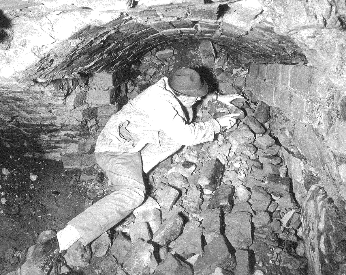 Riddartorget. Lars Gezelius i resterna av S:t Eriks kapells sydvända sakristias källare, Uppsala 1962