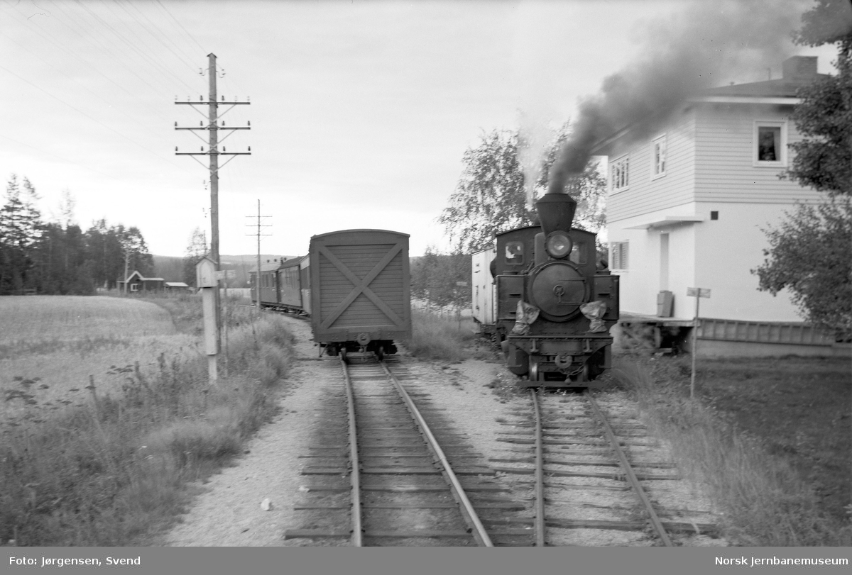 Damplokomotiv nr. 4 "Setskogen" skifter på sidesporet til Mork meieri