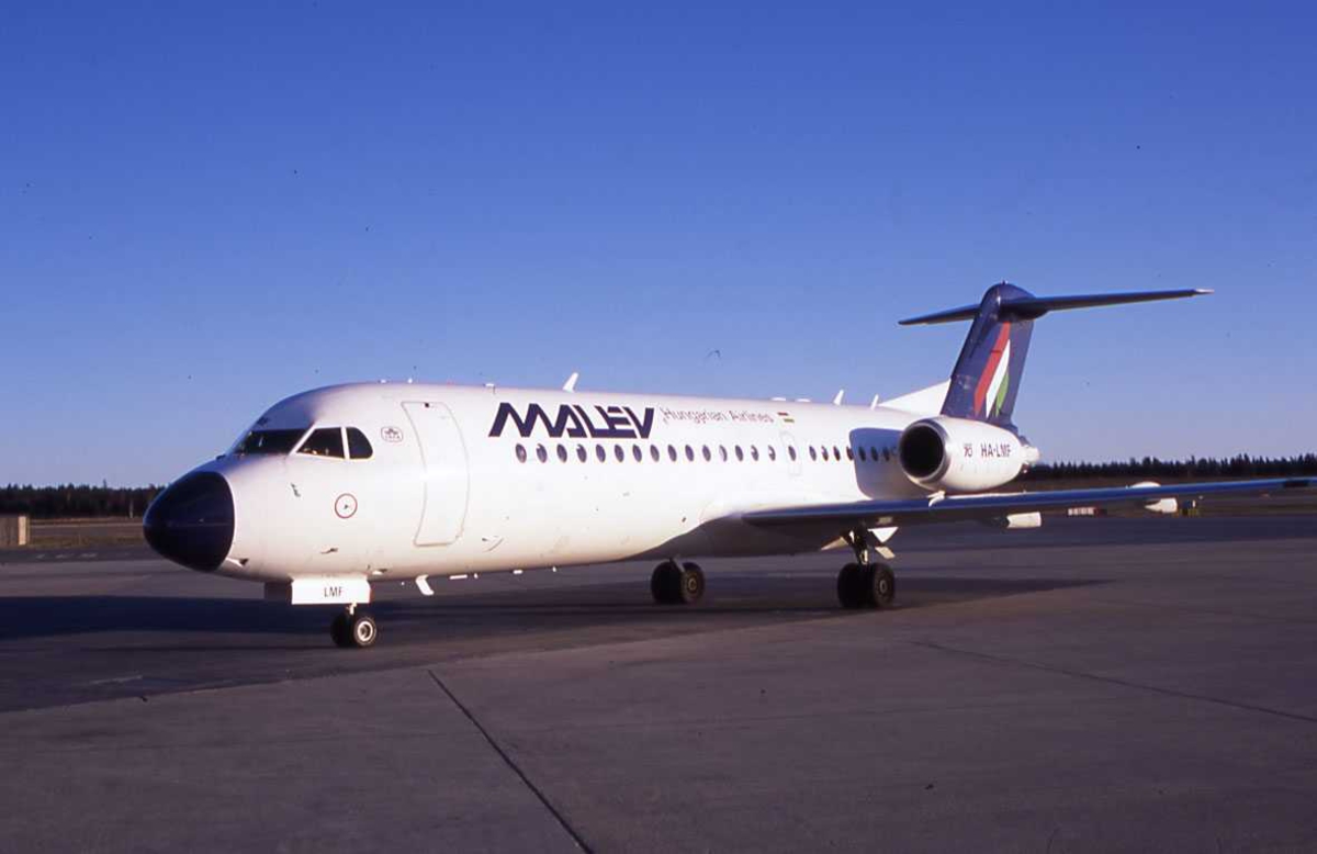 Ett fly på bakken, Fokker 70 HA-LMF Fra Malev Hungarian Airlines. OSL Gardermoen, NORGE.