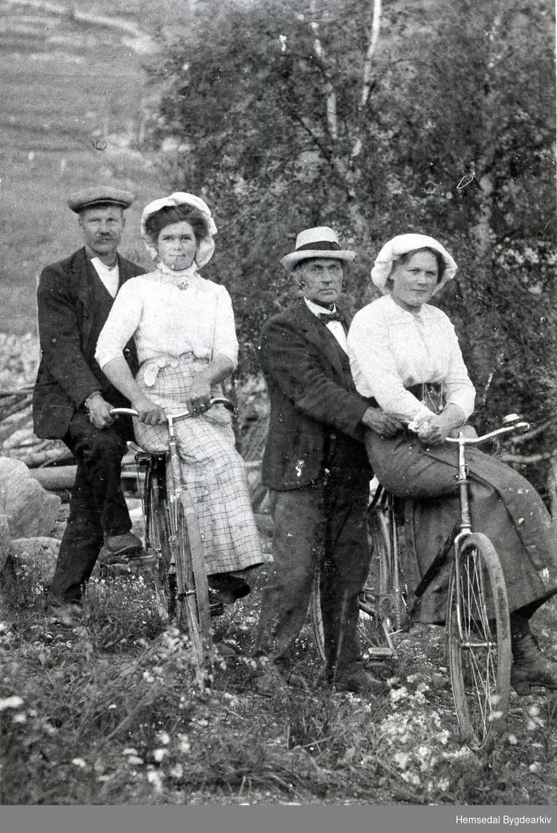 Frå venstre: Endre I. Ulsaker (1879-1954, Ukjend, Svein Asleson (Grøto) Mythe "Turi-Svein" (1858-1957), Ukjend.
Biletet er teke ein stad i Hemsedal. 