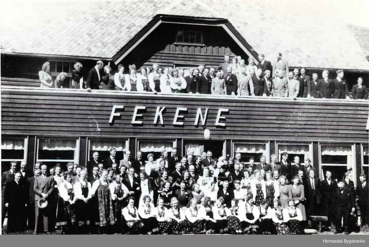 Bryllaupet til Ingebjørg, fødd Imre, og Olav E. Fekene i 1948. Biletet er teke ved Hotell Fekene på Tuv i Hemsedal.