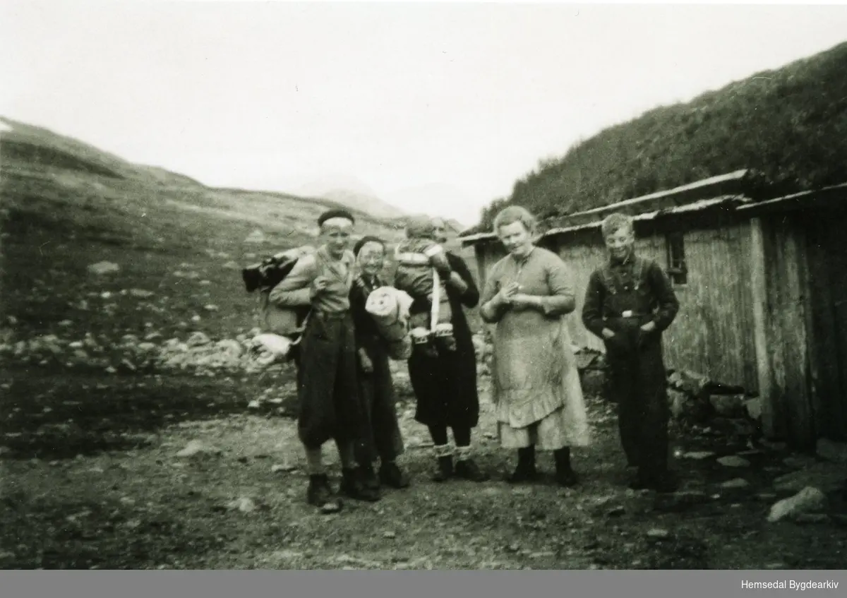 På Kvannegrø i Hemsedal ca. 1935.
Frå høgre: Ingvar Bjerkheim og Margit Bjerkheim, dei andre er turistar