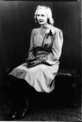 Margit O. Finset søre, fødd 1928,  i Hemsedal som konfirmant